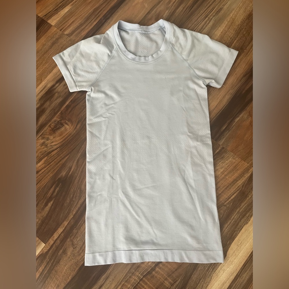 Lululemon Swiftly Tech Short Sleeve Size 2 - Pastel purple